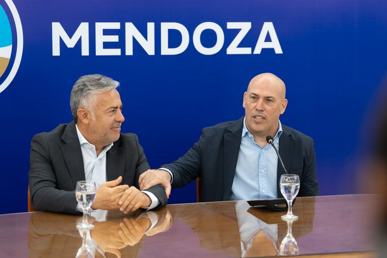 El gobernador Alfredo Cornejo y el presidente del Banco de la Nación Argentina, Darío Wasserman.