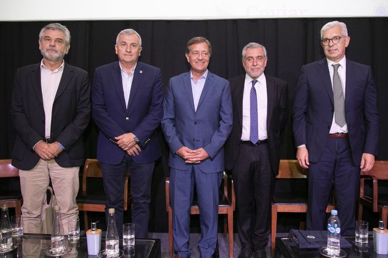 Daniel Filmus, Gerardo Morales, Rodolfo Suarez, José Zuccardi y Julián Domínguez. Foto: Gentileza