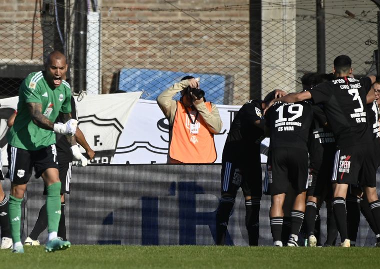 Riestra celebró gracias a Arce. Foto: FotoBaires
