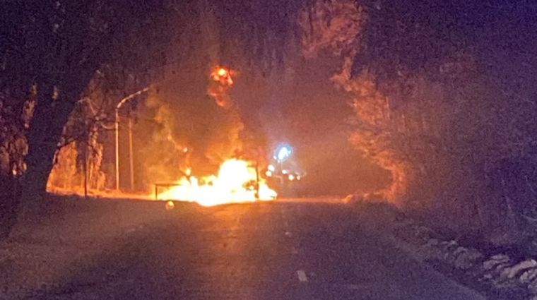 Testigos captaron el incendio del colectivo en el cruce de calle Cubillos y Ruta 40 Vieja.&nbsp;