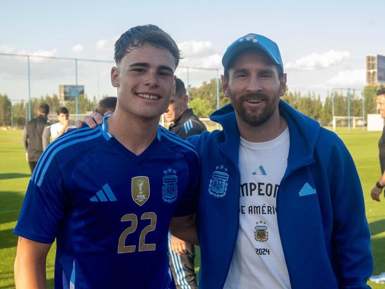 Mateo Silvetti junto a Lionel Messi en el Predio de AFA en Ezeiza. Hoy son compañeros de equipo. 