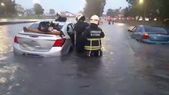 Así rescataban a las personas varadas en sus autos por la inundación de la General Paz. Así rescataban a las personas varadas en sus autos por la inundación de la General Paz.