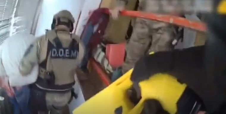 En la misma llamada, el padre del hombre de 45 años, agregó que su hijo poseía antecedentes psiquiátricos, delirios de persecución y solía portar un cuchillo. &nbsp;