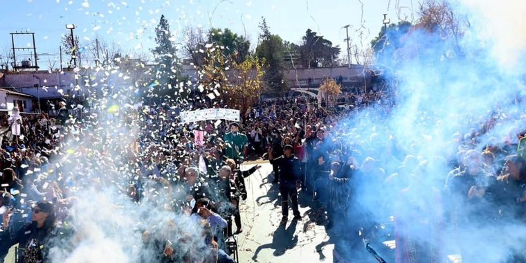 Mientras el cura sobrevolaba el predio en el helicóptero, los fieles celebraban con bengalas y papeles. Foto: Municipalidad de Lujan de Cuyo