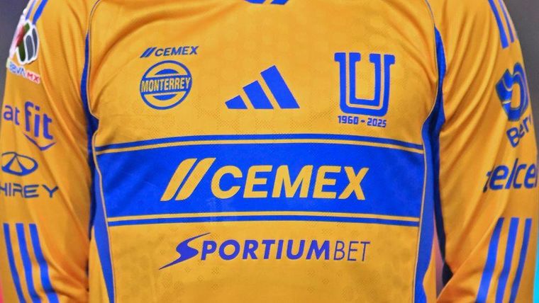 Las camisetas del fútbol mexicano están salpicadas como pocas de patrocinadores.