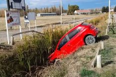 El vehículo circulaba a alta velocidad y terminó sobre un zanjón de riego. El vehículo circulaba a alta velocidad y terminó sobre un zanjón de riego.