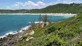 Praia do Rosa en Brasil se consolida como la playa ideal para visitar en marzo. Foto: Archivo Praia do Rosa en Brasil se consolida como la playa ideal para visitar en marzo. Foto: Archivo