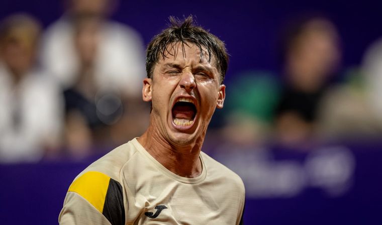 Camilo Ugo Carabelli festeja con un grito de guerra su triunfo en primera ronda ante Francisco Comesaña.