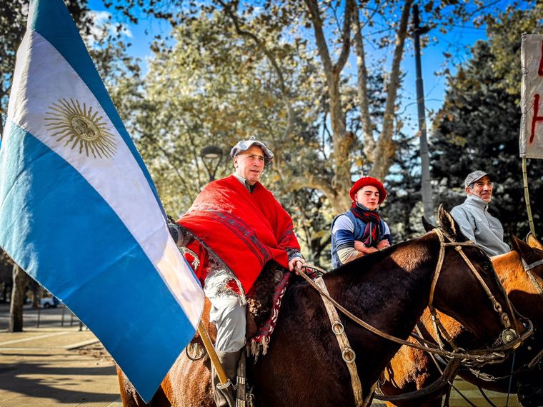 Los manifestantes que llegaron a la Municipalidad de General Pueyrredon Foto: X @diegoasgarcia