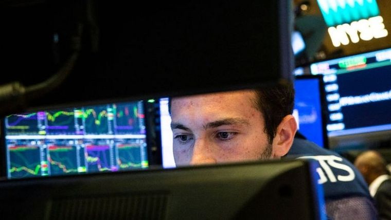 Los bonos argentinos abrieron con bajas de más del 10% en el pre market Foto: GETTY IMAGES