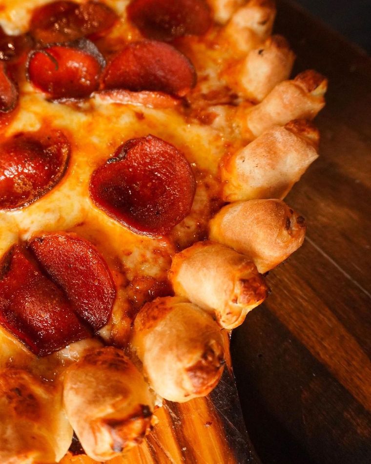 Una novedad interesante y que le agrega a la pizza un sabor y atractivo.