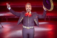 Foto: https://www.latimes.com/espanol/entretenimiento/articulo/2021-12-10/alejandro-fernandez-le-pide-a-sus-fans-que-oren-por-chente