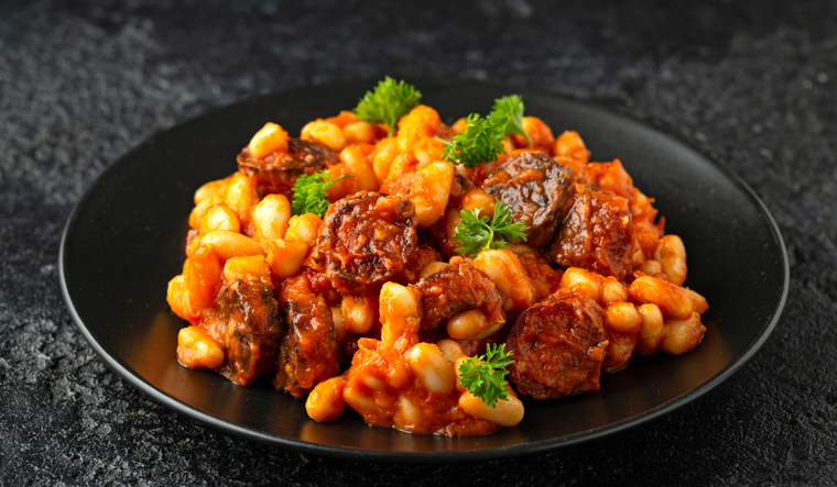 Cada hogar adapta la receta según su región, usando distintas especias o tipos de chorizo para lograr matices únicos. Cada hogar adapta la receta según su región, usando distintas especias o tipos de chorizo para lograr matices únicos.