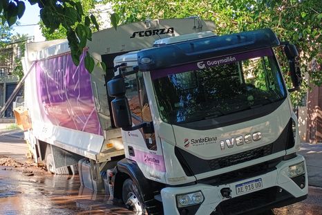 Tras una mañana de intentos fallidos, una grúa logró sacar el camión que había quedado encallado en Lafinur y Luzuriaga. Tras una mañana de intentos fallidos, una grúa logró sacar el camión que había quedado encallado en Lafinur y Luzuriaga.