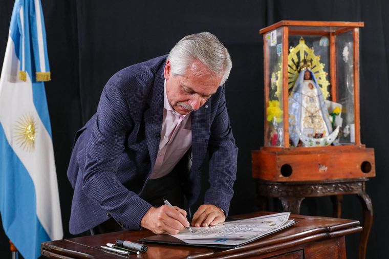 El presidente se comprometió en la lucha contra las drogas con la presencia de opositores y funcionarios de gobierno Foto: Télam