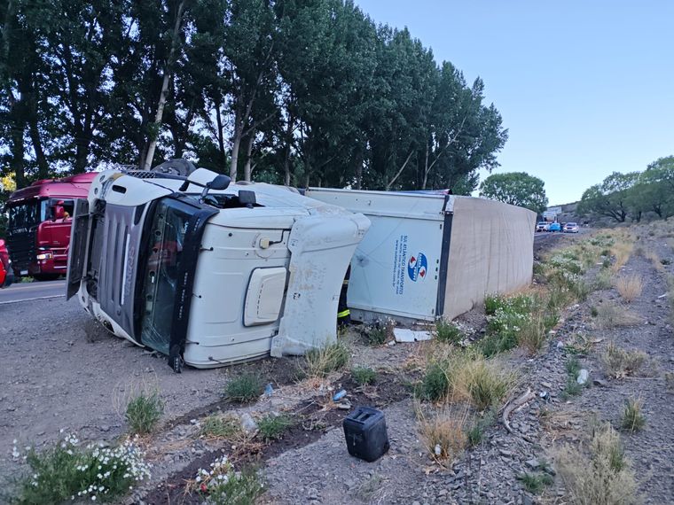 El accidente en solitario de un camión en Uspallata complicó el tránsito en la ruta 7 y activó un amplio operativo de emergencia. El accidente en solitario de un camión en Uspallata complicó el tránsito en la ruta 7 y activó un amplio operativo de emergencia.
