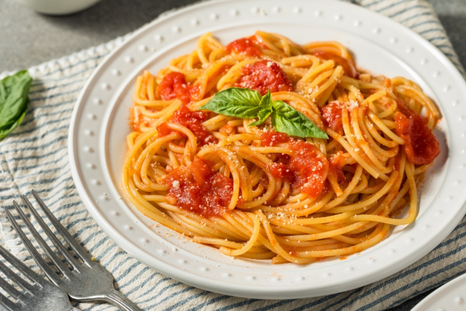 Cómo hacer spaghetti al pomodoro e basilico paso a paso Foto: Shutterstock