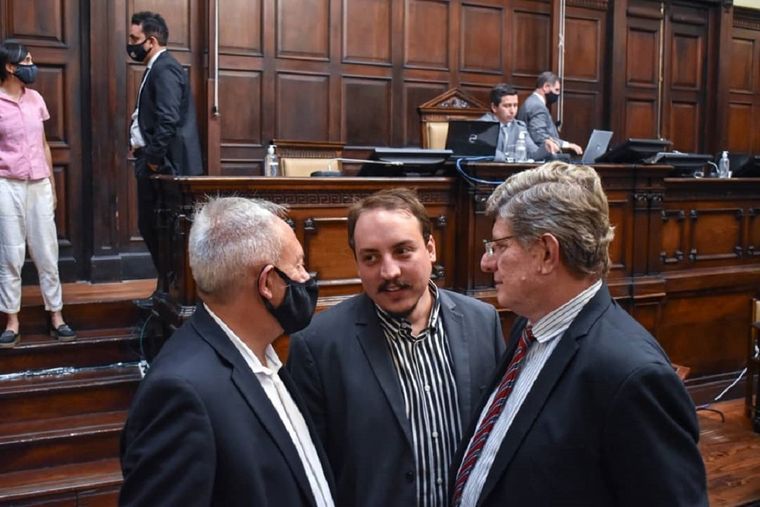 El diputado Helio Perviú, de frente y sin tapabocas, fue uno de los que dio positivo tras la última sesión. Foto: Cámara de Diputados