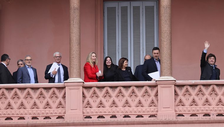 Javier Milei le dio vía libre a sus ministros para vacacionar en cualquier destino, siempre y cuando sea 