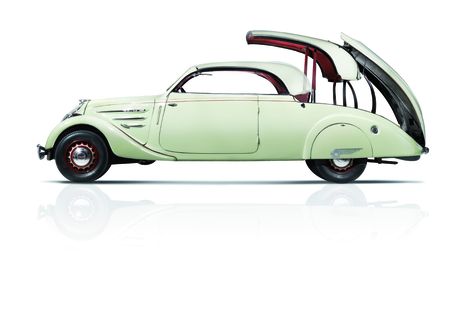 El Peugeot 402 se comercializó en una gran cantidad de siluetas y carrocerías, como el descapotable con techo rígido.