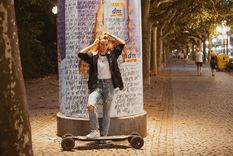 aventura: historia de la mendocina que va a hacer el camino de santiago en patineta electrica