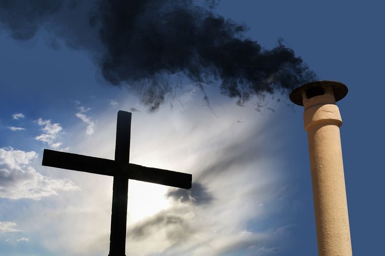 Desde la chimenea de la Capilla Sixtina emerge una columna de humo de color negro, como señal de que no hubo consenso entre los cardenales Foto: Shutterstock