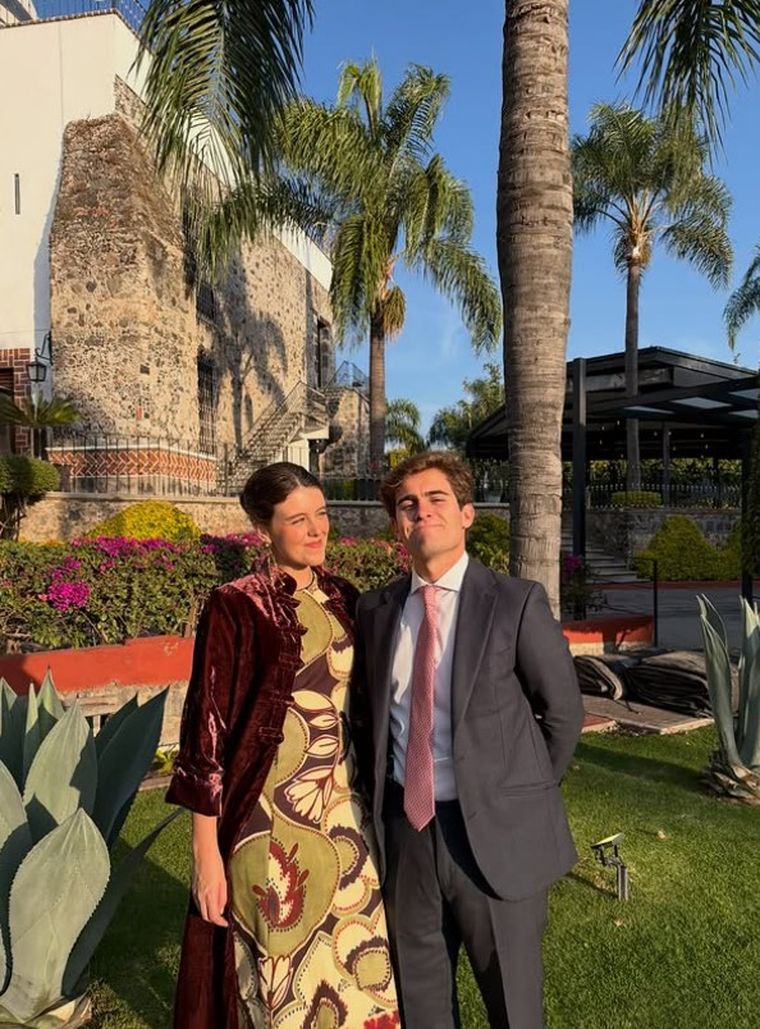 La influencer y su novio durante la boda de una amiga del colegio de Manuela, en la que se comprometieron.
