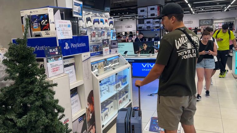 Comprar la Play Station: el objetivo de muchos de los que cruzan la cordillera.&nbsp;