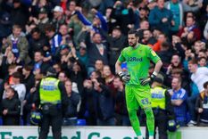 dura sancion al arquero del leeds por insultos racistas
