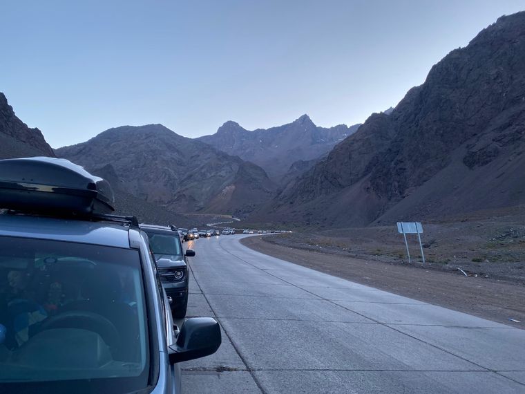 Largas colas e vehículos se registraron estos días para poder acceder a Chile. Foto: Gentileza Gendarmería Nacional