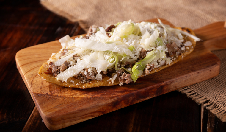 Aunque pareciera una receta moderna, los huaraches existen desde principios del siglo XX, y la receta original se hacía con masa más gruesa para que pudiera sostener grandes cantidades de frijoles y carne.