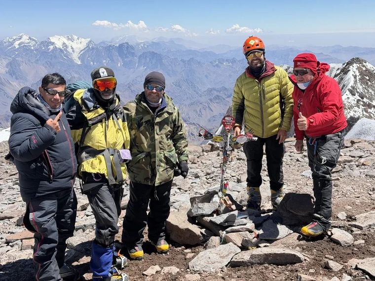 Veteranos argentinos y británicos alcanzaron la cumbre del Aconcagua.&nbsp;