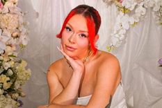 desde la playa y de espaldas, la hija de daddy yankee subio la temperatura en bikini