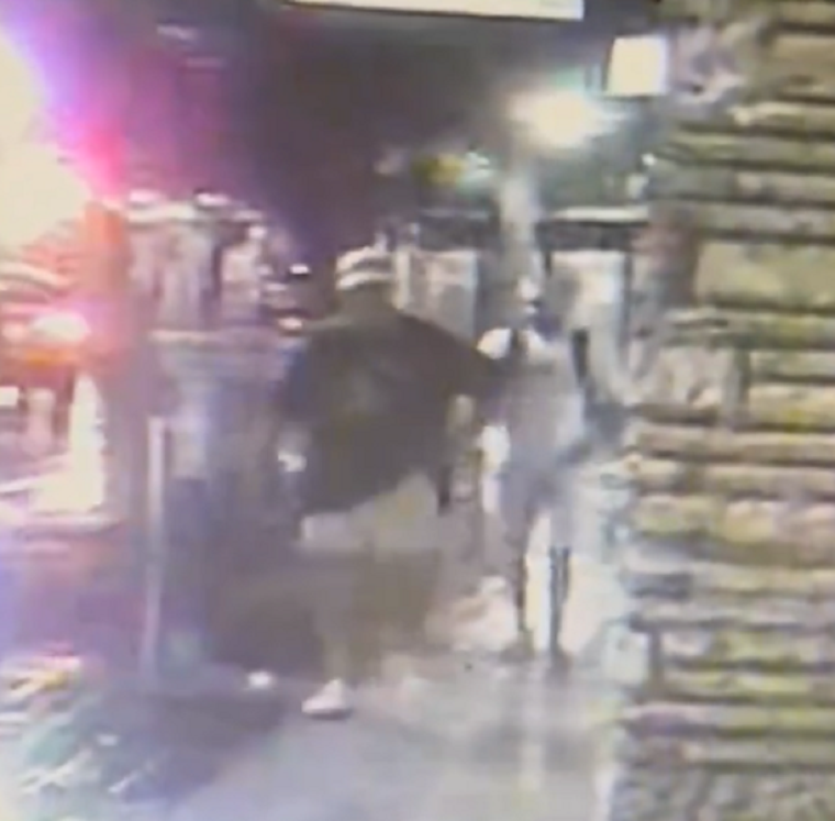 Los delincuentes que robaron la tienda de ropa Foto: Captura Video