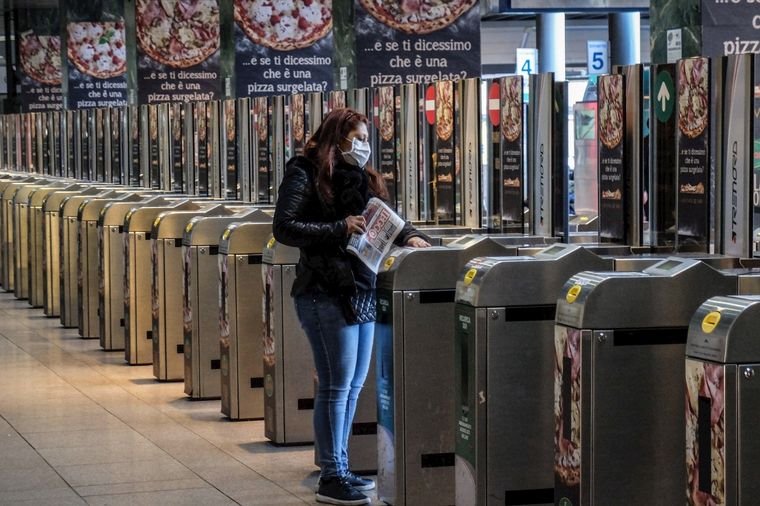 Una mujer enmascarada en la estación Milano Cadorna.