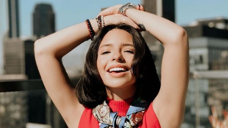 Ángela Aguilar va por unas sandalias extravagantes para acompañar sus atuendos deslumbrantes.