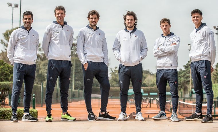 Gaudio junto a sus jugadores: González, Zeballos, Pella, Schwartzman y Coria Foto: Sergio Llamera/AATenis