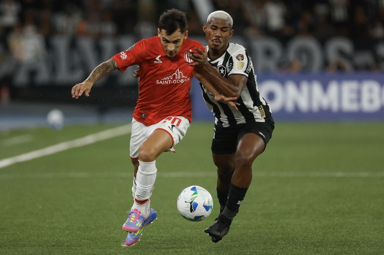 Cuiabano, de Botafogo, disputa un balón con Eric Meza, de Estudiantes. Foto: EFE