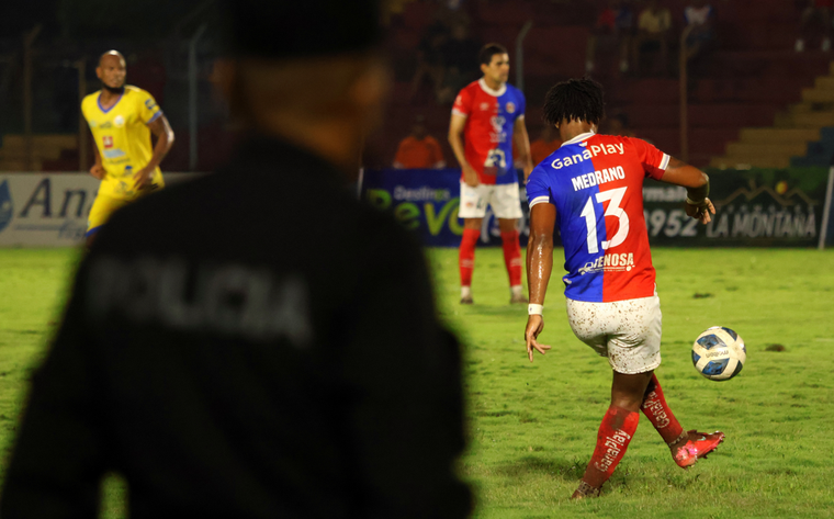 La MS-13 y la 18 están prácticamente desarticuladas y los indicadores de seguridad en mínimos históricos; sin embargo, el uso de los dorsales 13 y 18 sigue siendo restringido, incluso en la élite del fútbol.