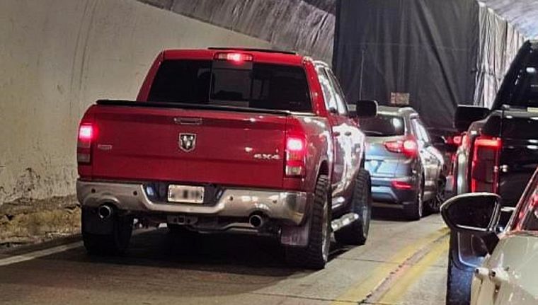Conductores intentan pasar a otros vehículos en un túnel Foto: Gentileza