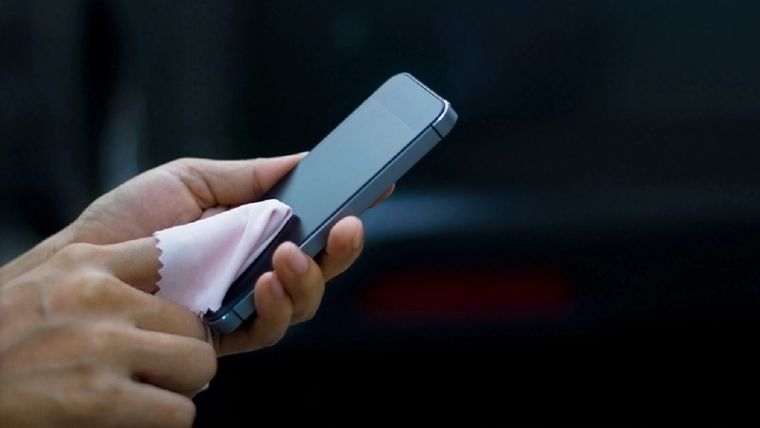 En un minuto el celular lucirá como nuevo Foto: Shutterstock