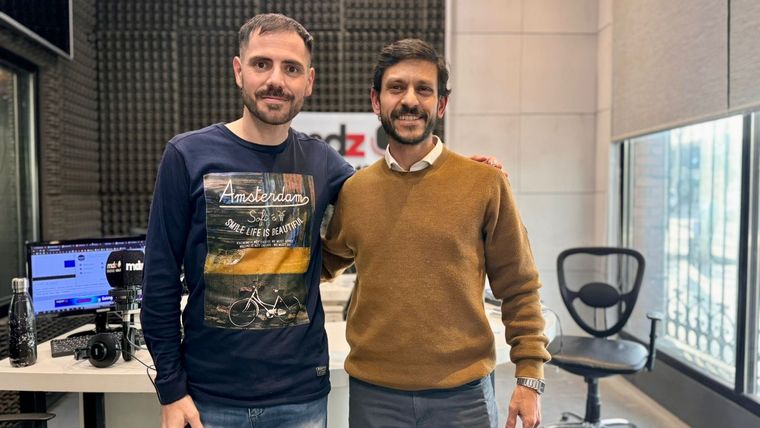 Emiliano Serrano de Recalculando junto al director de la Orquesta Barroca Mariano Peralta en los estudios de MDZ Radio. Foto: Daniela Higa/ MDZ Radio