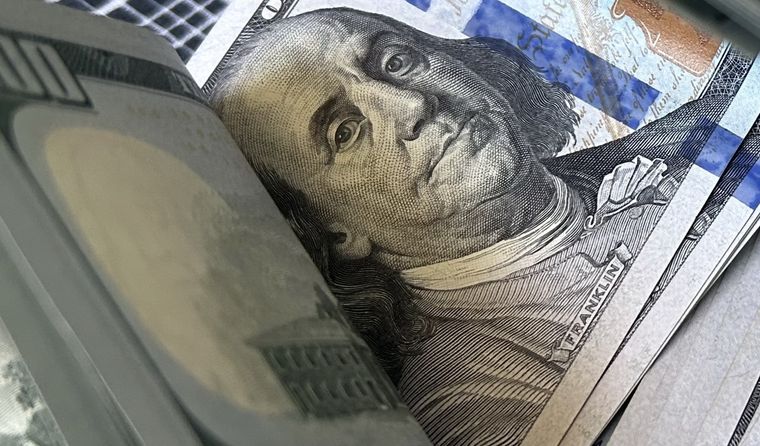 El dólar oficial tuvo intenso movimiento este miércoles.