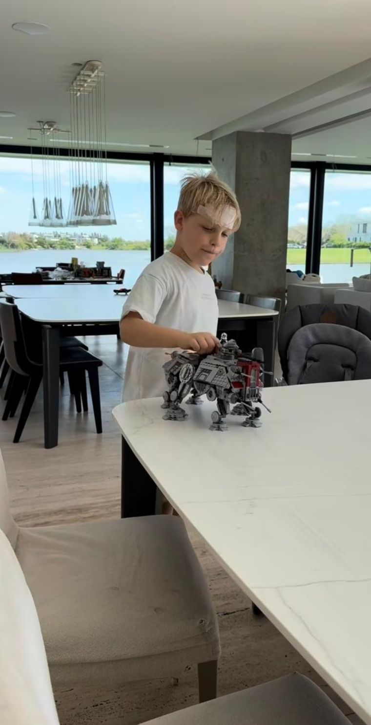 Grandes ventanales y líneas minimalistas. Grandes ventanales y líneas minimalistas.