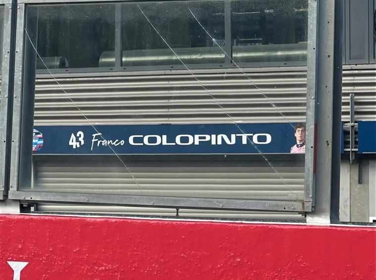 A más de una semana del Gran Premio de Bélgica, una imagen viral dejó al descubierto una equivocación con el apellido del piloto argentino. A más de una semana del Gran Premio de Bélgica, una imagen viral dejó al descubierto una equivocación con el apellido del piloto argentino.