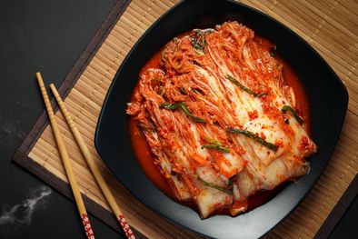 MDZol | Kimchi coreano. Foto: KCRW https://www.kcrw.com/news/shows/kcrw-features/las-kimchi-fest-celebrates-the-korean-staple-food-with-k-pop-performances-on-the-side