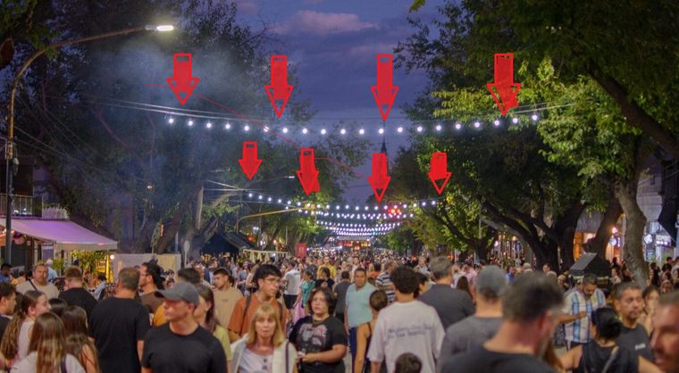 Las flechas van a tono con la fealdad que nada mejora la iluminación de la Avenida Sarmiento. Y dejar atrás la Mendoza kermés.