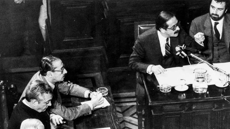 Escena impactante de la historia argentina: tribunal no militar condena a las Juntas de la dictadura con el fiscal Strassera como héroe de los hechos.