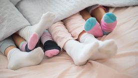 Dormir con medias en invierno puede tener varios beneficios.