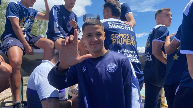 Alex Arce celebra en plena caravana. Foto: Fabián Salamone / MDZ